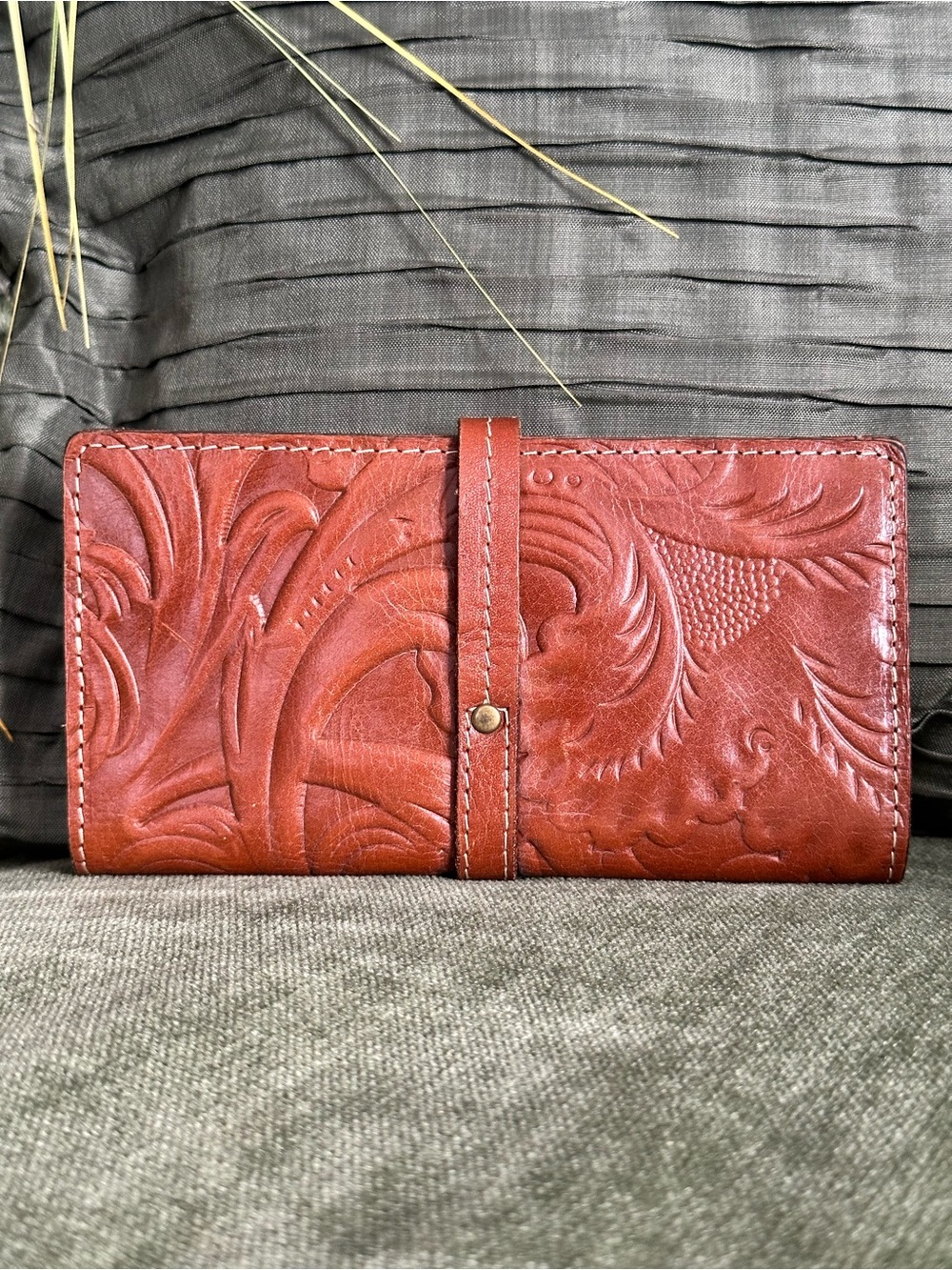 Vintage NWOT Patricia Nash Tooled Leather Wallet - Red Brown Floral Design - Picture 2 of 7